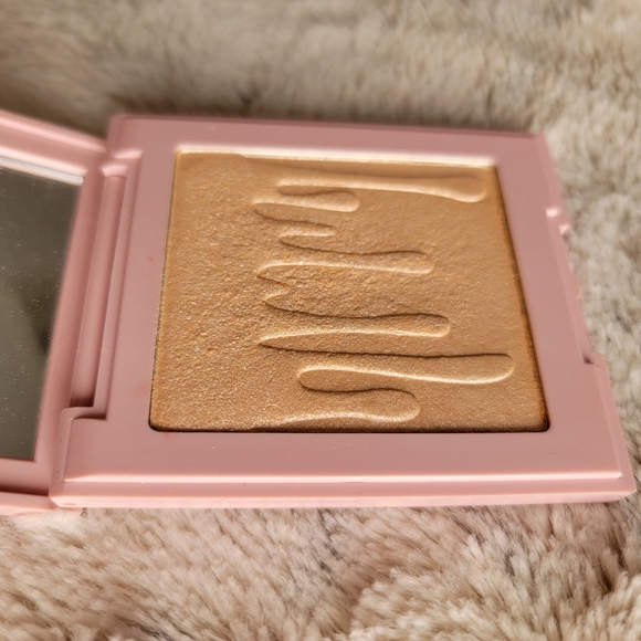 Ice Me Out Pressed Powder Highlighter - Kylie Cosmetics - Picture 4 of 8